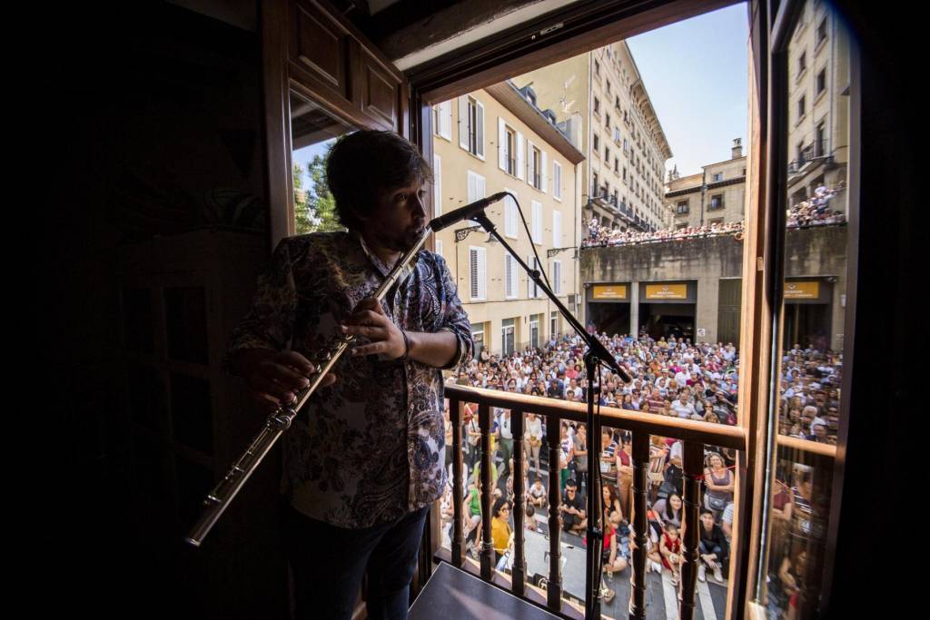 Sergio de Lope en el balcón de la Calle Mañueta